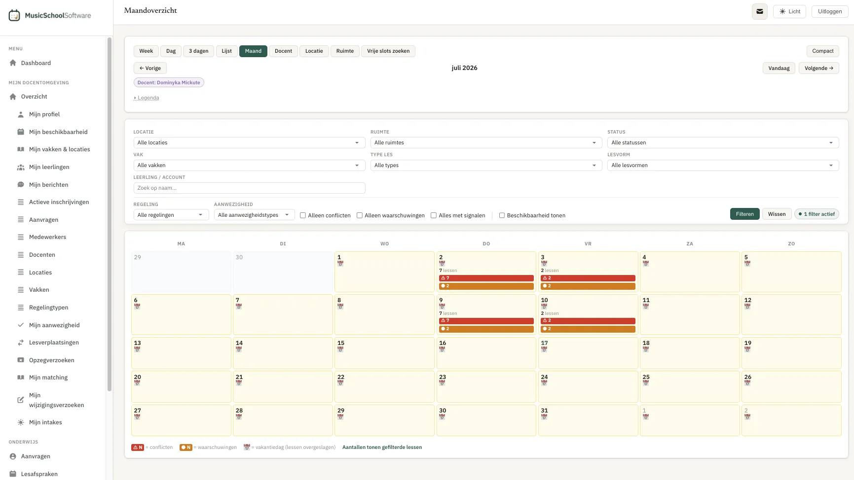 Schermafbeelding van MusicSchoolSoftware: maandoverzicht van de lesagenda met conflicten, waarschuwingen en vakantiedagen.